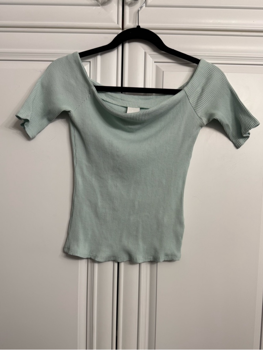 H&M Size Small Soft Green Rib Knit Off the Shoulder Raglan Sleeve Fitted Top